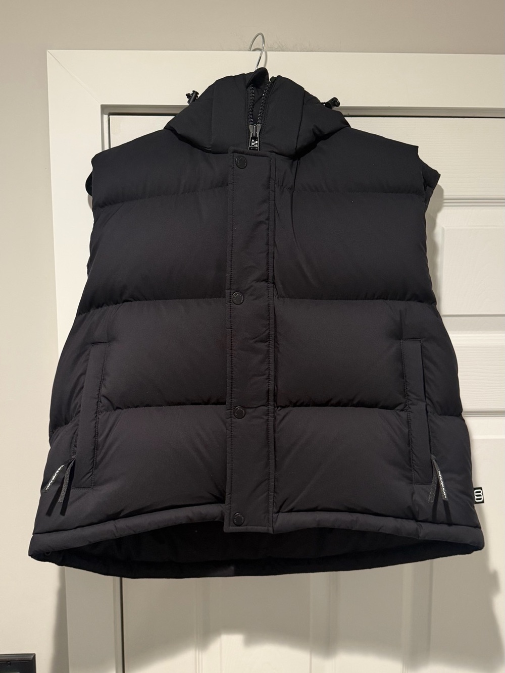 Auth. ✅ Aritzia Super Puff Shorty Vest in “Black” Size Large 🖤